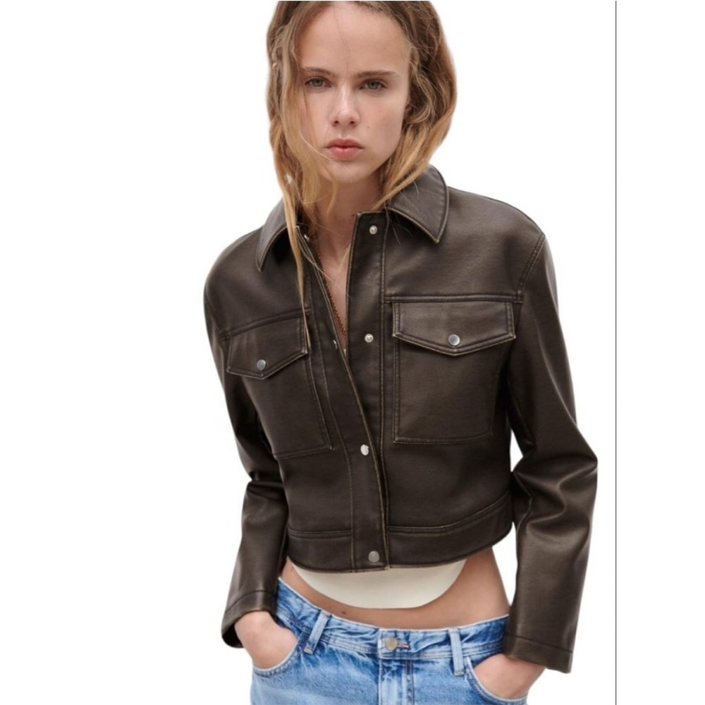 Cropped jacket with lapel collar and long sleeves. Front patch pockets with flap